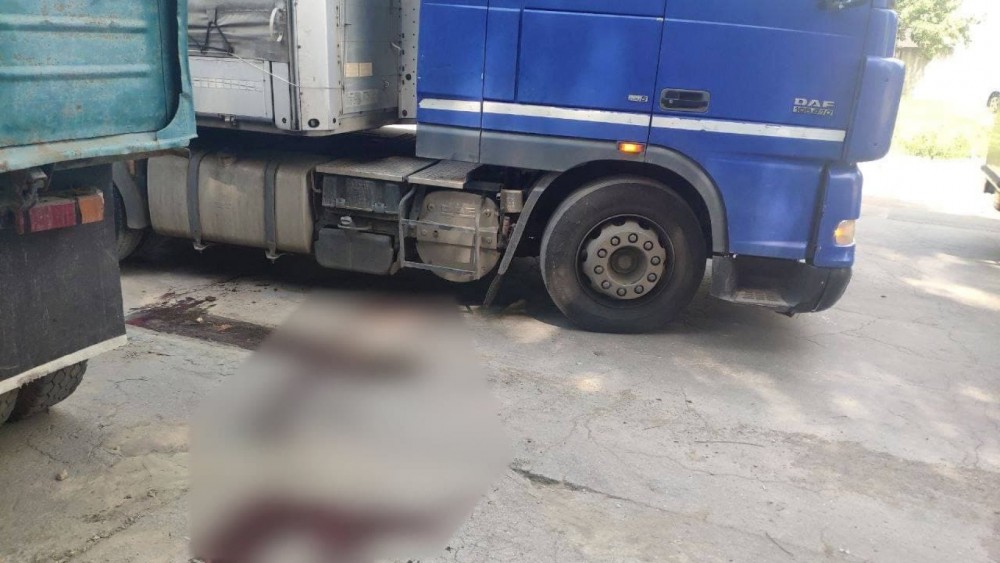 Un șofer a mers cu camionul peste un angajat vamal. Ce pedeapsă a primit